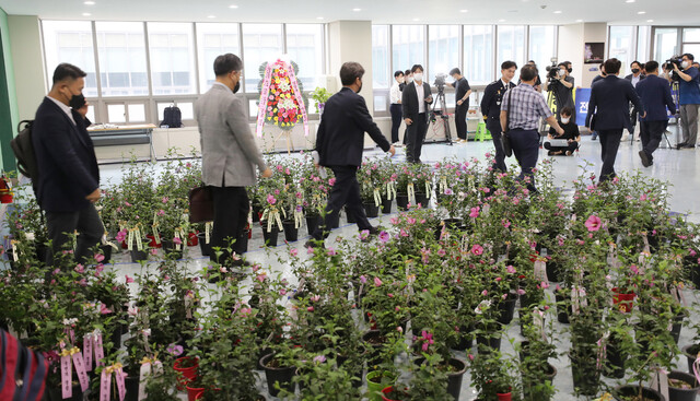 23일 오후 충남 아산 경찰인재개발원에서 열린 전국 경찰서장 회의를 마친 총경급 간부 참석자들이 회의장 밖으로 나오고 있다. 이날 회의에 참석자를 포함한 총경급 간부 350여 명은 \