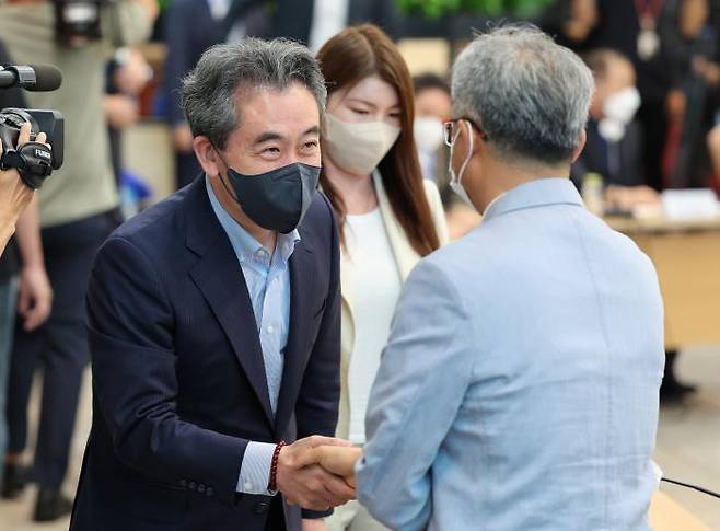 윤희근 경찰청장 후보자가 21일 서대문구 경찰청에서 전국경찰직장협의회 대표단을 만나고 있다. 경찰직협은 25일부터 경찰국 신설 반대 대국민 홍보전을 할 계획이다. 연합뉴스