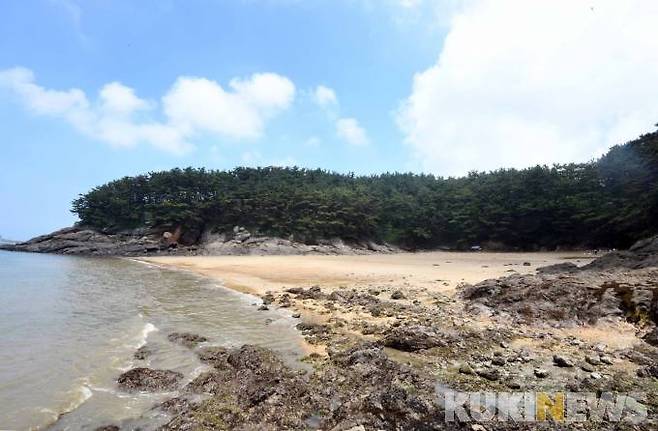 당너머 해수욕장 전경/주변에 원산도, 삽시도 등 많은 섬들이 있으나 태안국립공원에 포함 된 섬은 장고도와 고대도&nbsp; 두개 섬 뿐이다.