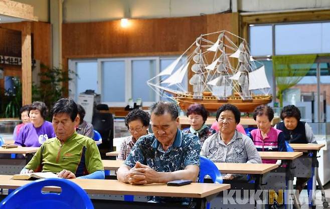 지난 15일(금) 고대도선교센터에서 마을 주민들이 금요저녁예배를 드리고 있다.