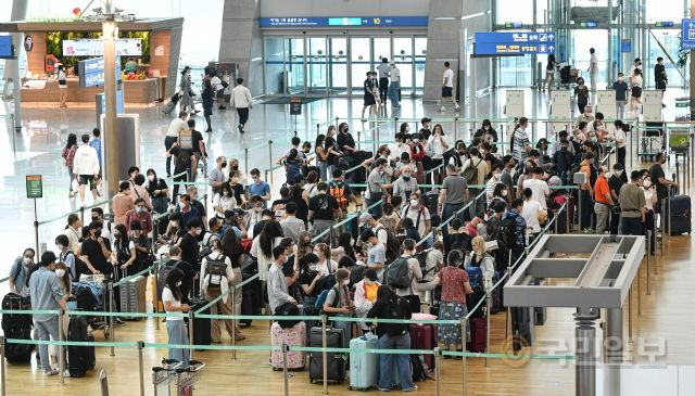 24일 인천국제공항 제1여객터미널에서 관광객들이 탑승 수속을 위해 줄을 서고 있다.