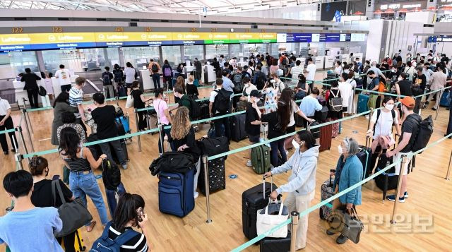 24일 인천국제공항 제1여객터미널에서 관광객들이 탑승 수속을 위해 줄을 서고 있다.