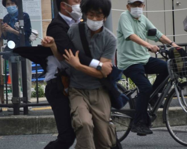 지난 8일 일본 나라현에서 유세 중이던 아베 신조 전 일본 총리에게 총을 쏜 용의자 야마가미 데쓰야(41)를 경호원들이 제압하고 있다. /ⓒ로이터=뉴스1