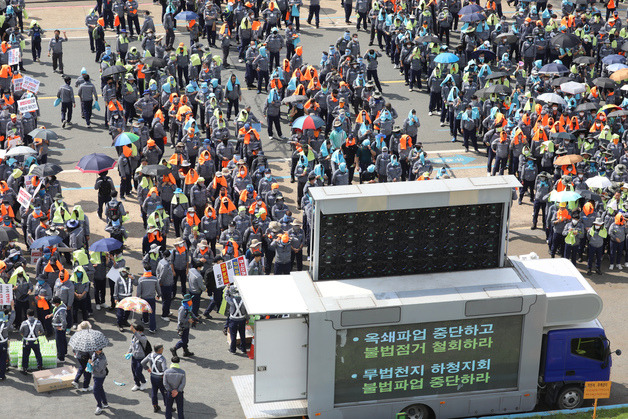 (거제=뉴스1) 김영훈 기자 = 20일 경남 거제 대우조선해양 옥포조선소 사내에서 하청노조 불법파업 중단 촉구하는 원청 노조들이 시위를 하고 있다 . 2022.7.20/뉴스1