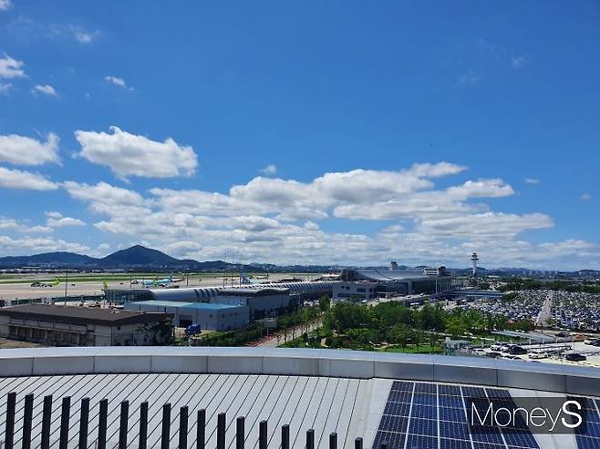 국립항공박물관 꼭대기층 전망대에선 김포국제공항 활주로 위로 비행기가 뜨고 내리는 모습을 한눈에 볼 수 있어 새로웠다. 사진은 박물관 전망대에서 바라본 김포공항 활주로. /사진=송혜남 기자