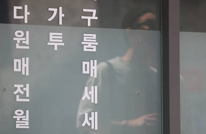 서울 시내 부동산 중개업소의 전,월세 게시물 모습. [연합]