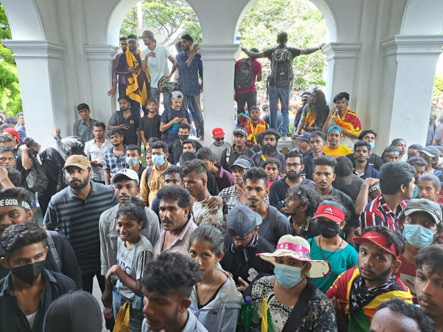 스리랑카 반정부 시위대가 13일(현지 시간) 콜롬보에 있는 총리 집무실을 점령하고 있다. 스리랑카는 중국의 일대일로 관련 사업에 발생한 채무 등의 영향으로 국가 부도(디폴트)를 선언하고 정국이 불안에 휩싸였다. 연합뉴스