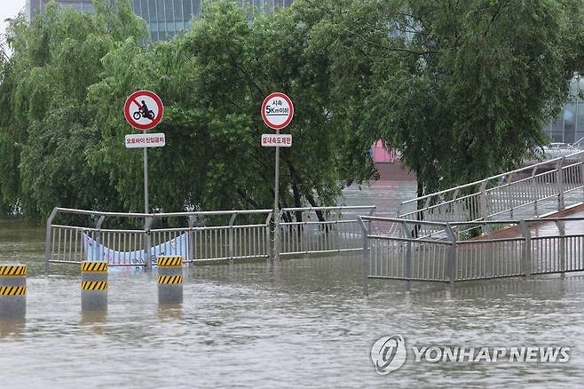 한강 범람한 세빛섬 (서울=연합뉴스) 홍해인 기자 = 밤사이 장맛비가 지속되며 한강 홍수 조절 기능을 하는 팔당댐 수문이 개방된 30일 서울 반포한강공원 세빛섬 일대가 한강 범람으로 물에 잠겨 있다. 2022.6.30 hihong@yna.co.kr