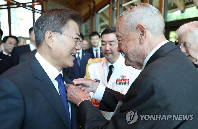 장진호 전투 참전한 해병 만난 문재인 전 대통령 (콴티코<미국 버지니아주>=연합뉴스) 문재인 대통령이 지난 2017년 6월 28일 오후(현지시간) 방미 첫 일정으로 버지니아주 콴티코 미 해병대 국립박물관에 있는 '장진호 전투 기념비'를 방문해 그당시 참전했던 해병이 자신이 착용하고있던 뱃지를 대통령에게 달아 주고있다.