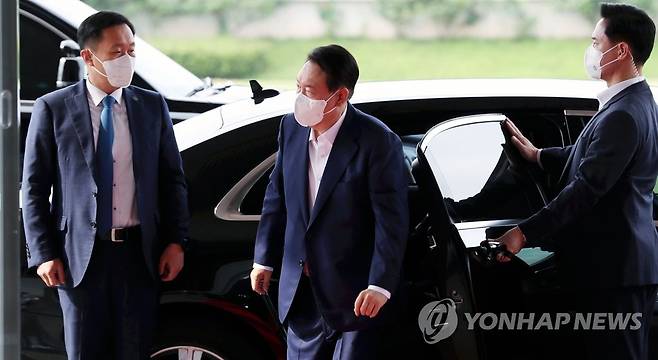 출근하는 윤석열 대통령 (서울=연합뉴스) 서명곤 기자 = 윤석열 대통령이 22일 오전 서울 용산 대통령실 청사로 출근하고 있다.   2022.7.22 seephoto@yna.co.kr