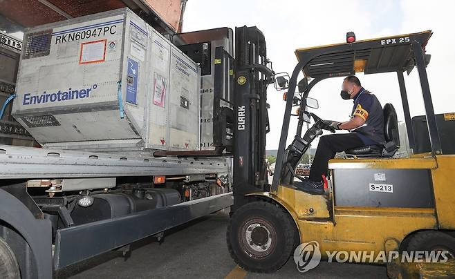 원숭이두창 치료제 '테코비리마트' 한국 도착 (영종도=연합뉴스) 신현우 기자 = 8일 오후 인천국제공항 화물터미널에서 관계자가 이날 도착한 원숭이두창 치료제 '테코비리마트'를 수송차량에 싣고 있다. 2022.7.8 nowwego@yna.co.kr