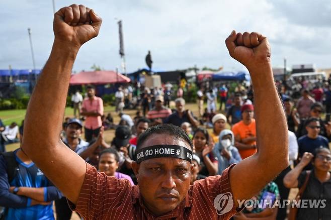 위크레메싱게 대통령 당선에 반대하는 스리랑카 시위대 (콜롬보 AFP=연합뉴스) 20일(현지시간) 스리랑카 콜롬보에서 시민들이 라닐 위크레메싱게 신임 대통령의 당선에 반대하며 시위를 벌이고 있다. 국가 부도의 책임을 물어 고타바야 라자팍사 전 대통령과 함께 사임 압박을 받던 위크레메싱게 총리가 대통령으로 선출되자 반정부 시위가 재개됐다. 022.07.24
[AFP 연합뉴스 자료사진. 재판매 및 DB 금지]