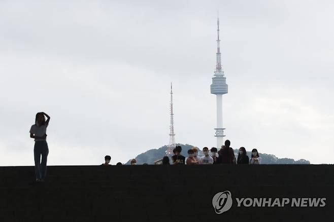 흐린 날씨 흐린 날씨를 보인 7월 21일 서울 용산구 국립중앙박물관에서 내외국인 관람객들이 기념촬영을 하고 있다. [연합뉴스 자료사진]