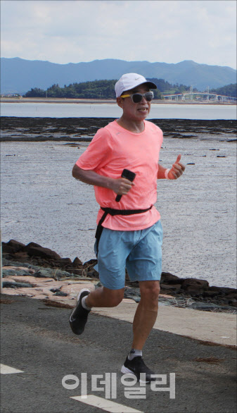 조웅래 맥키스컴퍼니 조웅래 회장이 코리아둘레길 62일차 강진만해안로 47.2km 를 뛰고 있다. (사진=맥키스컴퍼니 제공)