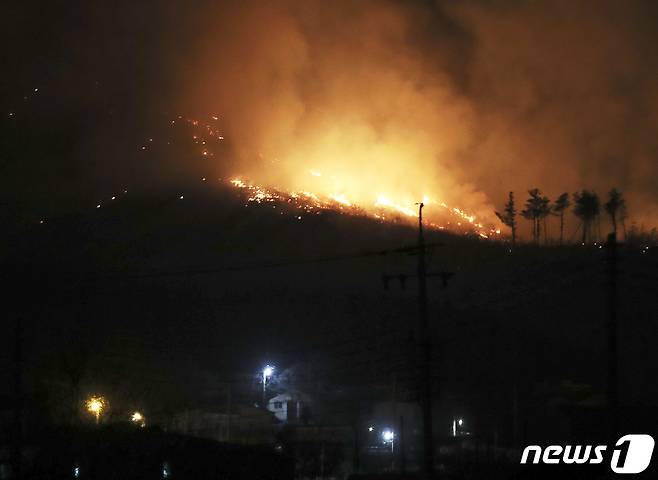 6일 오후 울산 울주군 언양읍 직동리 야산에서 산불이 발생해 바람을 타고 확산하고 있다. 울산은 20일째 건조특보가 발효 중이다. 2022.3.6/뉴스1 © News1 윤일지 기자