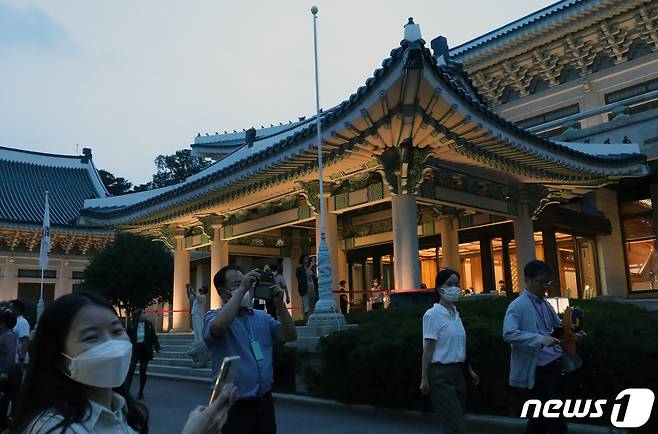 19일 밤 서울 종로구 청와대에서 열린 '청와대, 한여름 밤의 산책' 언론공개 행사에서 참석자들이 본관을 살펴보고 있다. 문화재청 청와대국민개방추진단과 한국문화재단 주최의 '청와대, 한여름 밤의 산책' 행사는 오는 20일부터 내달 1일까지 총 12일 간 열리며, 여름 밤 정취를 느끼면서 청와대에 녹아있는 역사성과 상징성을 해설과 함께 즐길 수 있는 프로그램이다. 2022.7.19/뉴스1 © News1 송원영 기자