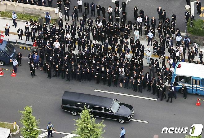 12일 (현지시간) 아베 신조 전 일본 총리의 장례식이 끝난 뒤 운구차가 도쿄 자민당 당사에 도착을 하고 있다. © 로이터=뉴스1 © News1 우동명 기자