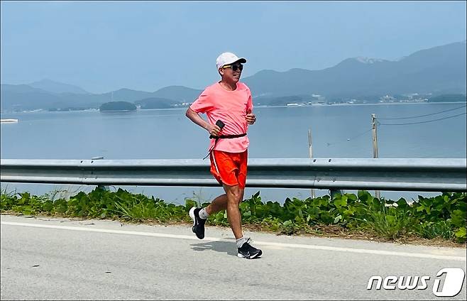 코리아둘레길 60일차(완도~청해진해안로) 46.2km 를 뛰고 있는 맥키스컴퍼니 조웅래 회장. (맥키스컴퍼니 제공)© 뉴스1