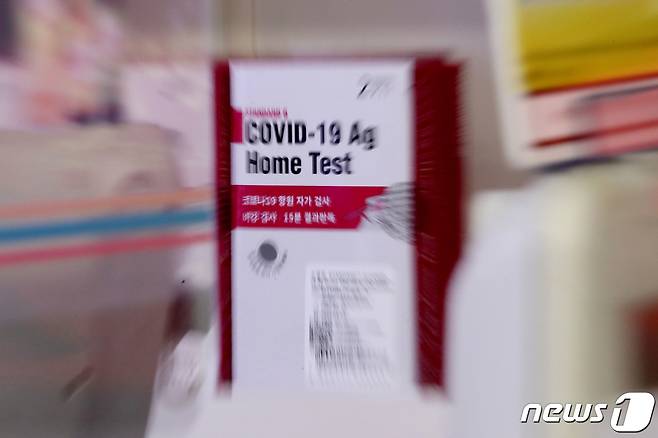 25일 오후 4시 기준 충북 지역 코로나19 확진자가 1100명 발생했다. 지난 20일 서울의 한 편의점에 신종 코로나바이러스 감염증(코로나19) 진단키트가 진열돼 있다. 2022.7.20/뉴스1 © News1 이광호 기자