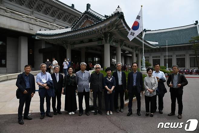 6월17일 청와대를 답사한 문화재위원회, 무형문화재위원회 소속 분과위원장들. (문화재청 제공)© 뉴스1