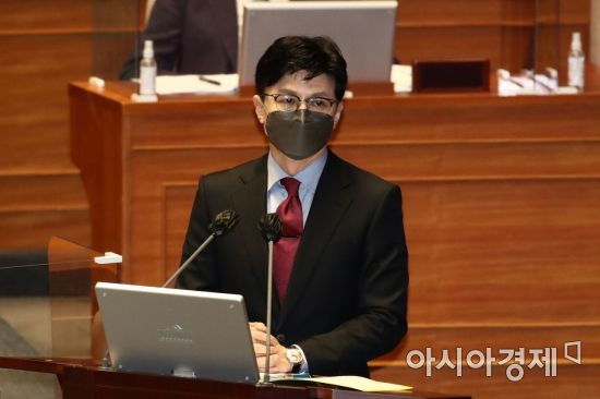 한동훈 법무부 장관이 25일 국회 본회의장에서 열린 정치·외교·통일·안보 분야 대정부질문에 출석, 의원들의 질문에 답변하고 있다./윤동주 기자 doso7@