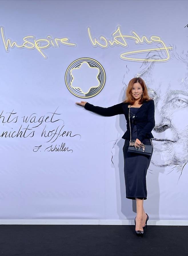 Inspire Writing 이란 문구를 내세운 몽블랑의 몽블랑 하우스 오픈식에서 포즈를 취했다. /최보윤 기자