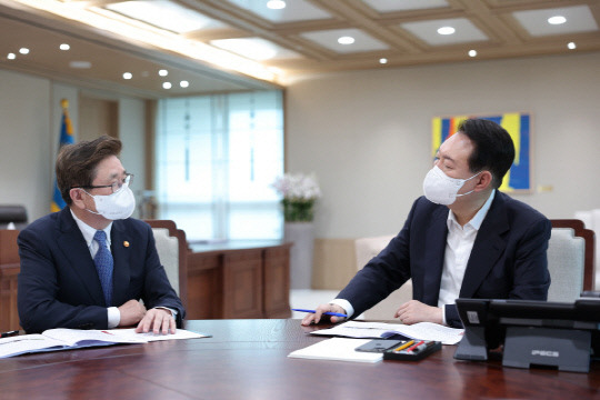 윤석열 대통령이 21일 오전 서울 용산 대통령실 청사에서 박보균 문화체육관광부 장관으로부터 부처 업무보고를 받고 있다. 사진=연합뉴스