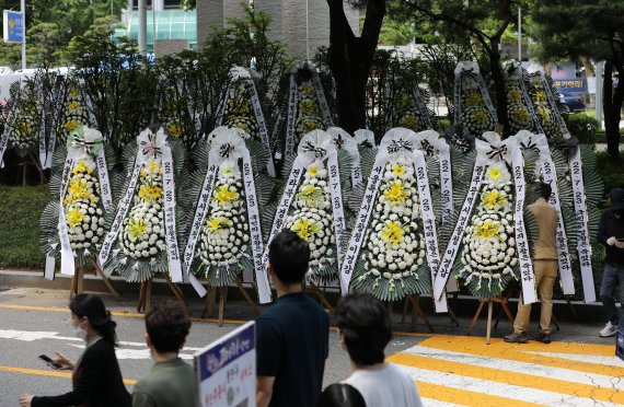 행안부의 경찰국 신설을 둘러싼 경찰 내부 반발이 확산하고 있는 25일 오전 서울 서대문구 경찰청 인근에 경찰국 신설에 반대하는 내용이 담긴 근조화환이 설치되고 있다. 2022.7.25/뉴스1 © News1 이동해 기자 /사진=뉴스1