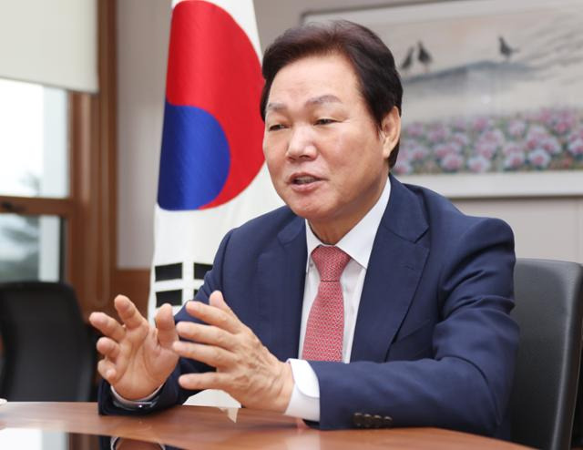 박완수 경남지사는 대한민국 산업화를 이끈 경남의 옛 명성을 되찾기 위해 기업과 투자 유치를 통한 경제성장과 일자리 창출을 최우선 과제로 기존 주력산업을 고도화 하고 새로운 신성장 동력을 위한 경남형 창업 지원체계를 만들겠다고 강조했다. 경남도 제공