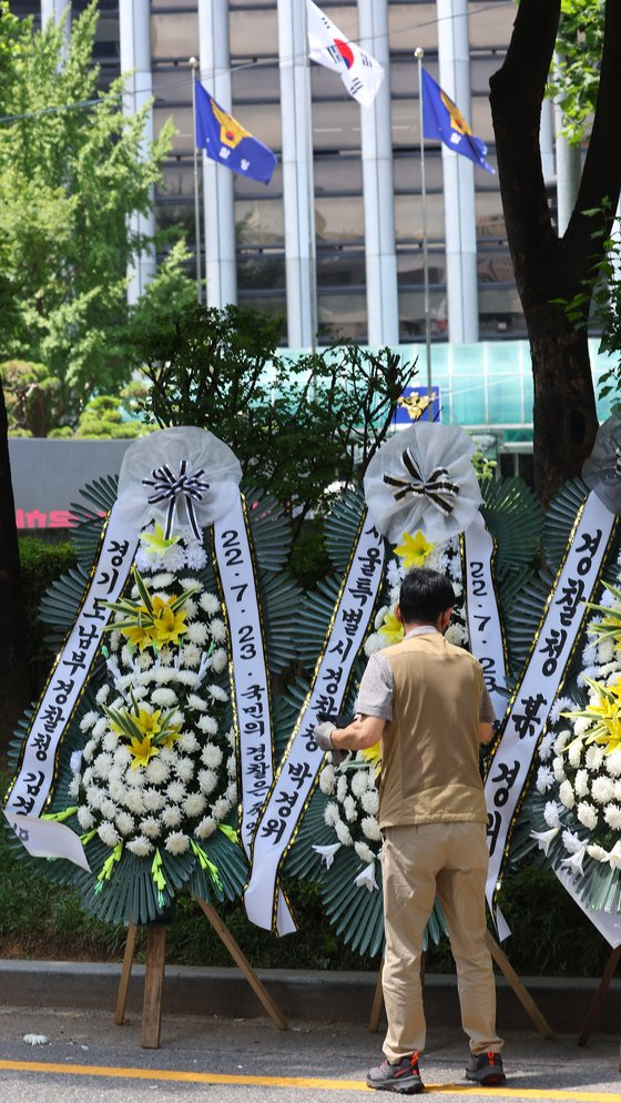 행안부의 경찰국 신설을 둘러싼 경찰 내부 반발이 확산하고 있는 25일 오전 서울 서대문구 경찰청 인근에서 업체 관계자가 경찰국 신설을 반대하는 근조 화환을 세우고 있다. 연합뉴스