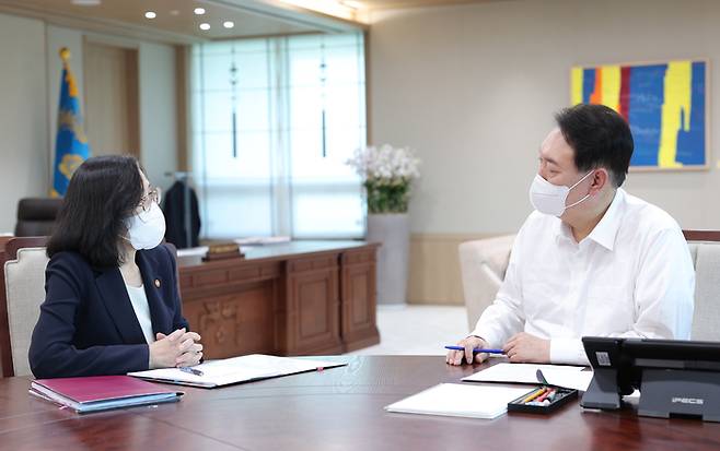 윤석열 대통령이 25일 용산 대통령실 청사 집무실에서 김현숙 여성가족부 장관으로부터 부처 업무보고를 받고 있다. 대통령실 제공