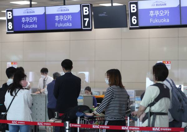 지난달 2년여 만에 재개된 부산~후쿠오카 노선에 탑승하기 위한 승객들이 줄을 서 있다. 국제신문DB