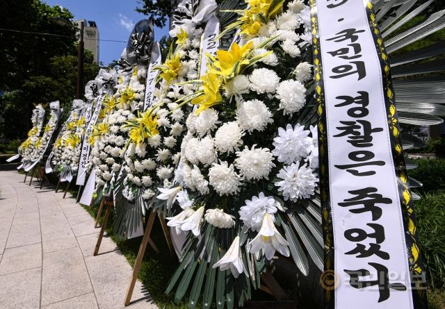 25일 서울 서대문구 경찰청 맞은편 경찰기념공원에 행정안전부 경찰국 신설에 반대하며 "국민의 경찰은 죽었다"라고 적힌 근조화환이 30여 개 놓여있다.