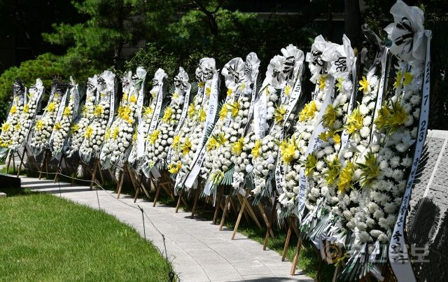 25일 서울 서대문구 경찰청 맞은편 경찰기념공원에 행정안전부 경찰국 신설에 반대하며 "국민의 경찰은 죽었다"라고 적힌 근조화환이 30여 개 놓여있다.