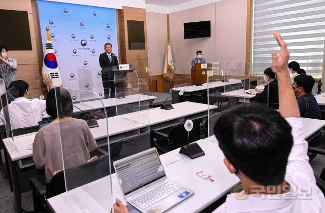 이상민 행정안전부 장관이 25일 서울 종로구 정부서울청사 별관에서 열린 경찰국 신설 관련 총경 집단행동에 대한 긴급 브리핑에서 취재진의 질문을 받고 있다.