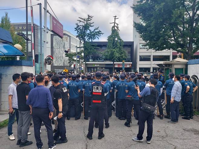 박경석 상임공동대표 등 전국장애인차별철폐연대 활동가들이 25일 오전 서울 종로경찰서 앞에 도착한 모습. 김희량 기자