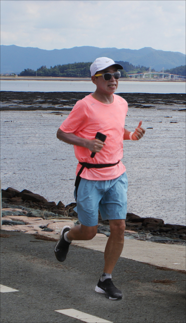 맥키스컴퍼니 조웅래 회장이‘대한민국 한바퀴를 돌겠다며 마라톤을 하고 있다. 사진제공=맥키스컴퍼니