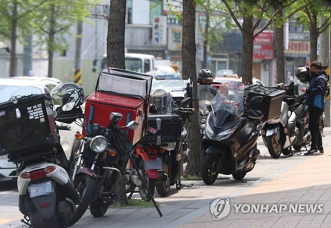 (서울=연합뉴스) 류효림 기자 = 지난 4월18일 오후 서울 용산구 한남동 거리에서 대기중인 배달 오토바이 모습. 2022.4.18 ryousanta@yna.co.kr