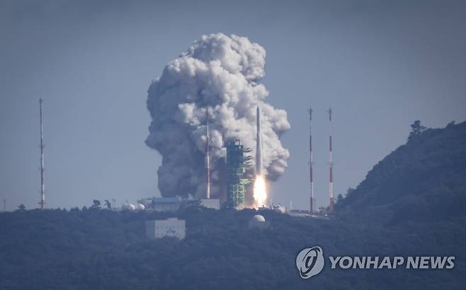 발사 성공하는 누리호 (여수=연합뉴스) 김인철 기자 = 국내 독자 기술로 개발된 한국형 발사체 누리호(KSLV-Ⅱ)가 21일 오후 전남 고흥군 나로우주센터에서 2차 발사되고 있다.
    이날 누리호는 성능검증 위성과 위성 모사체 분리를 성공적으로 마치면서 세계 7번째로 1톤(t) 이상의 실용적인공위성을 우주 발사체에 실어 자체 기술로 쏘아올린 우주 강국 반열에 올랐다. 2022.6.21 yatoya@yna.co.kr