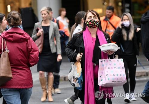 호주 코로나19 환자 급증 호주 브리즈번 시내에서 사람들이 마스크를 쓴 채 걸어가고 있다.
[브리즈번 EPA 연합뉴스 자료사진. 재판매 및 DB 금지]