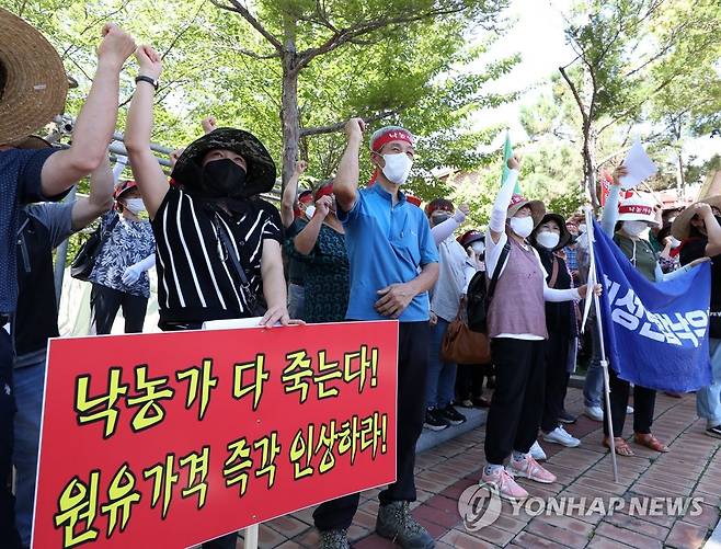 규탄대회 벌이는 강원 낙농인들 (춘천=연합뉴스) 양지웅 기자 = 25일 강원 춘천시 강원도청 앞 공원에서 열린 '낙농 말살 정부·유업체 규탄! 강원도 낙농가 총궐기대회'에서 도내 낙농인들이 원유가격 인상 등을 요구하는 구호를 외치고 있다. 2022.7.25 yangdoo@yna.co.kr