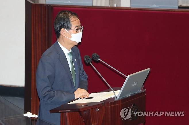 답변하는 한덕수 총리 (서울=연합뉴스) 백승렬 기자 = 한덕수 국무총리가 25일 오후 서울 여의도 국회 본회의장에서 열린 정치·외교·통일·안보 분야 대정부질문에서 국민의힘 윤상현 의원의 질문에 답하고 있다. 2022.7.25 [국회사진기자단] srbaek@yna.co.kr