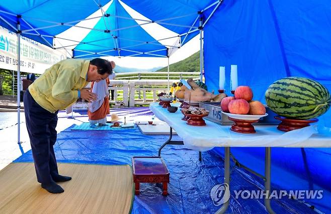 설악교 재가설공사 안전기원제 (속초=연합뉴스) 25일 설악동 현지에서 열린 설악교 재가설공사 안전기원제에서 이병선 속초시장이 무사고 안전을 기원하고 있다. 
    2022.7.25
    [속초시 제공.재판매 및 DB금지] momo@yna.co.kr