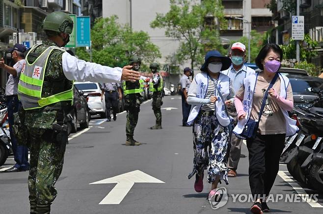 (AFP=연합뉴스) 25일 대만 타이베이에서 펼쳐진 민방공 훈련 도중 시민들이 대피하고 있다.