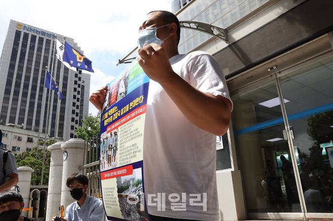 경찰청이 행안부 경찰국 신설을 둘러싼 경찰 내부 반발이 확산하고 있는 지난 25일 오전 서울 서대문구 경찰청 앞에서 강학선 청주청원경찰서 직장협의회장이 경찰국 설치 반대 1인 시위를 벌이고 있다. (사진=이데일리 이영훈 기자)