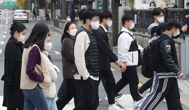 정부의 '위드 코로나'(단계적 일상회복)로의 방역체계 전환이작년 본격적으로 시작됨에 따라 주요 대학들이 대면수업 확대를 선언한 가운데 서울의 한 대학가에 학생들이 분주하게 이동하고 있다. (사진=뉴스1)