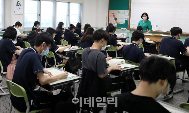 고3 전국연합학력평가가 시행된 지난 6일 오전 서울 송파구 오금고등학교에서 수험생들이 시험준비를 하고 있다.(사진=뉴시스)