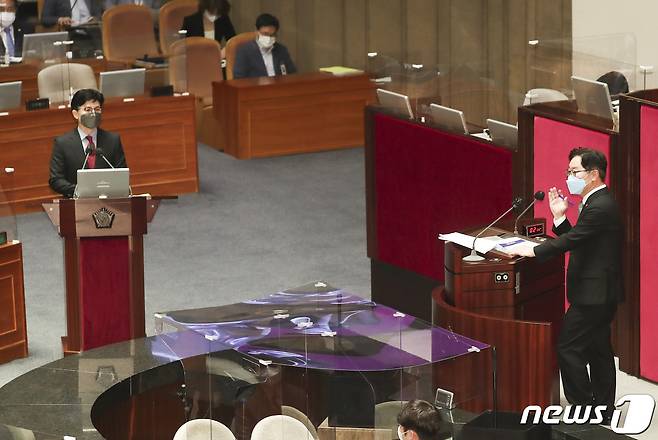 한동훈 법무부 장관이 25일 오후 서울 여의도 국회에서 열린 본회의 정치·외교·통일·안보 분야 대정부질문에서 박범계 더불어민주당 의원의 질문에 답변하고 있다. (공동취재) 2022.7.25/뉴스1 © News1 이재명 기자