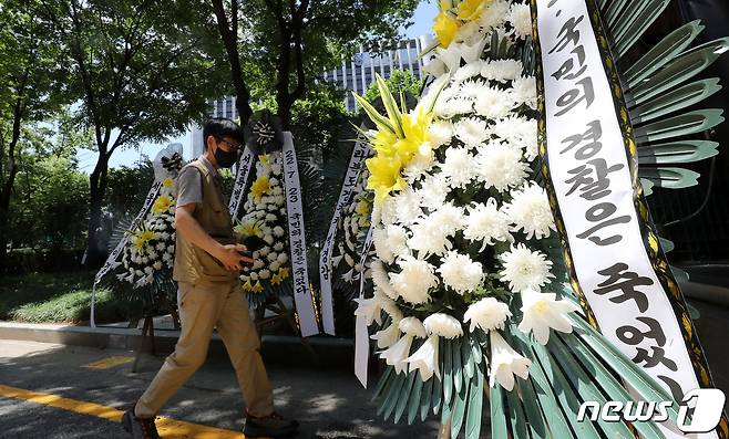 행안부의 경찰국 신설을 둘러싼 경찰 내부 반발이 확산하고 있는 25일 오전 서울 서대문구 경찰청 인근에 경찰국 신설에 반대하는 내용이 담긴 근조화환이 설치되고 있다. 2022.7.25/뉴스1 © News1 이동해 기자