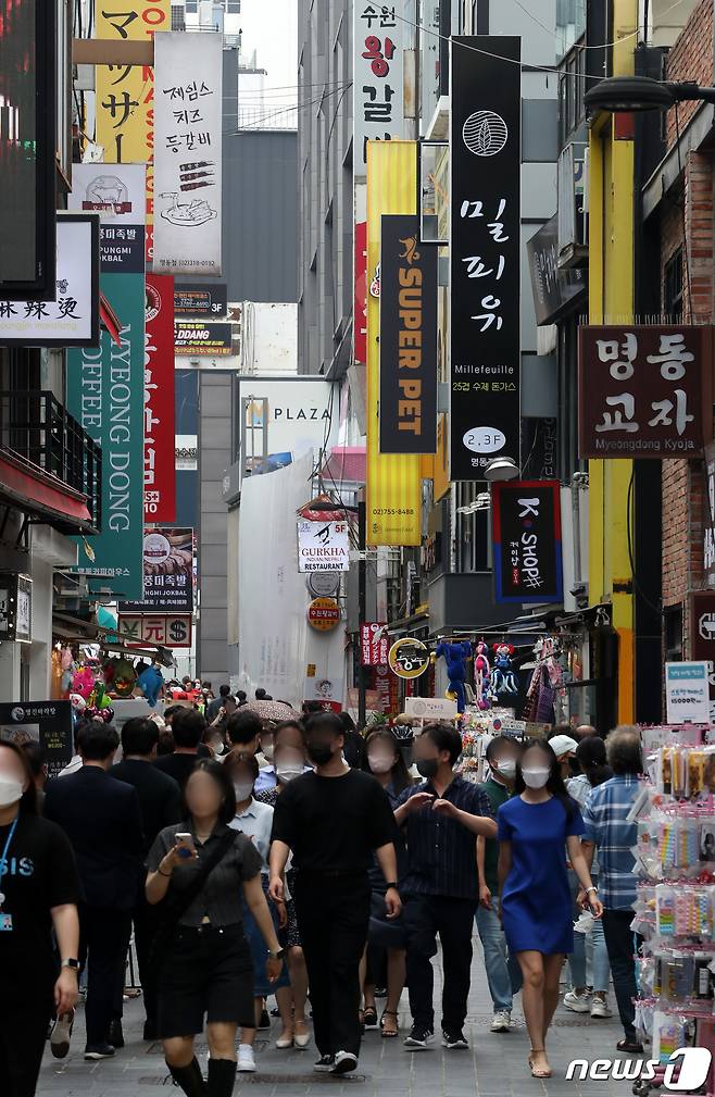 서울 중구 명동 음식점 거리에서 시민들이 지나가고 있다. 2022.7.6/뉴스1 © News1 이동해 기자